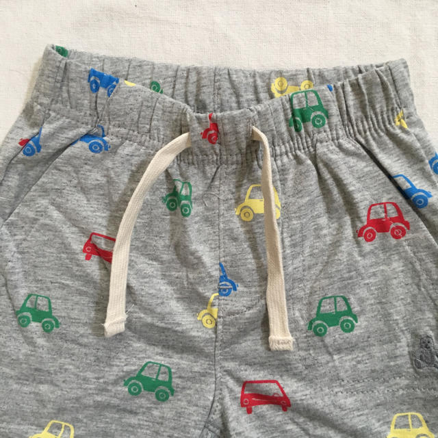 babyGAP(ベビーギャップ)の『新品』babyGap 男の子向 車柄 ショートパンツ 80㎝サイズ キッズ/ベビー/マタニティのベビー服(~85cm)(パンツ)の商品写真