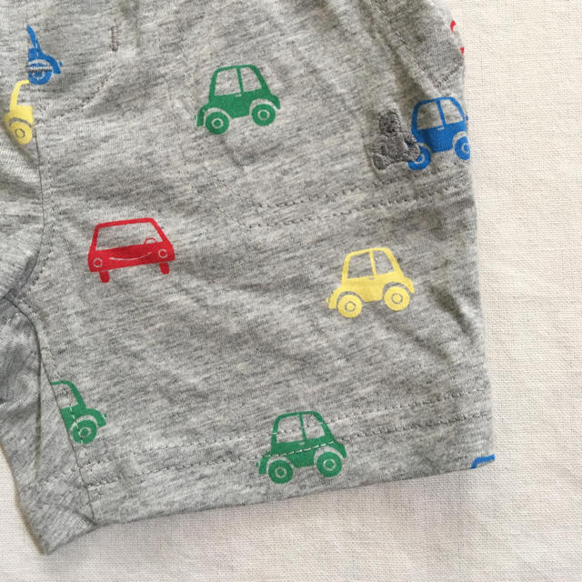 babyGAP(ベビーギャップ)の『新品』babyGap 男の子向 車柄 ショートパンツ 80㎝サイズ キッズ/ベビー/マタニティのベビー服(~85cm)(パンツ)の商品写真