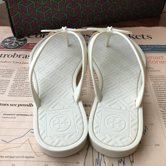 Tory Burch(トリーバーチ)の【新品】エレガントなビーチサンダル  白 TORY BURCH  レディースの靴/シューズ(ビーチサンダル)の商品写真