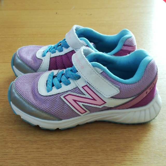 New Balance(ニューバランス)のニューバランス スニーカー 17cm キッズ/ベビー/マタニティのキッズ靴/シューズ(15cm~)(スニーカー)の商品写真