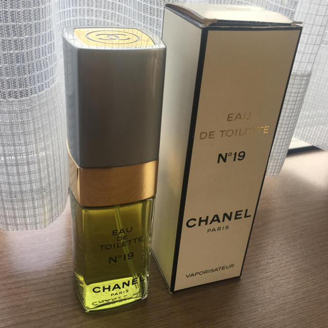 CHANEL(シャネル)のCHANEL N°19 オードトワレ 100ml  コスメ/美容の香水(香水(女性用))の商品写真