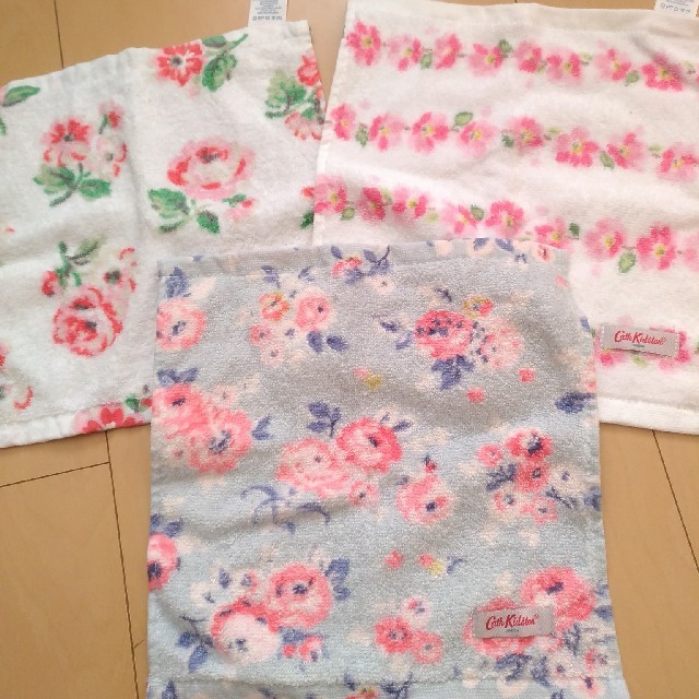 Cath Kidston(キャスキッドソン)のハンドタオル3枚セット レディースのファッション小物(ハンカチ)の商品写真