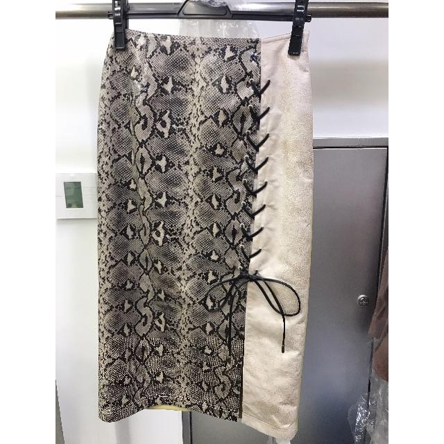 Lily Brown(リリーブラウン)のパイソンスカート レディースのスカート(ひざ丈スカート)の商品写真