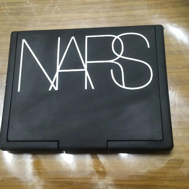 NARS(ナーズ)のライトリフレクティングセッティングパウダー プレスト Ｎ  コスメ/美容のベースメイク/化粧品(フェイスパウダー)の商品写真