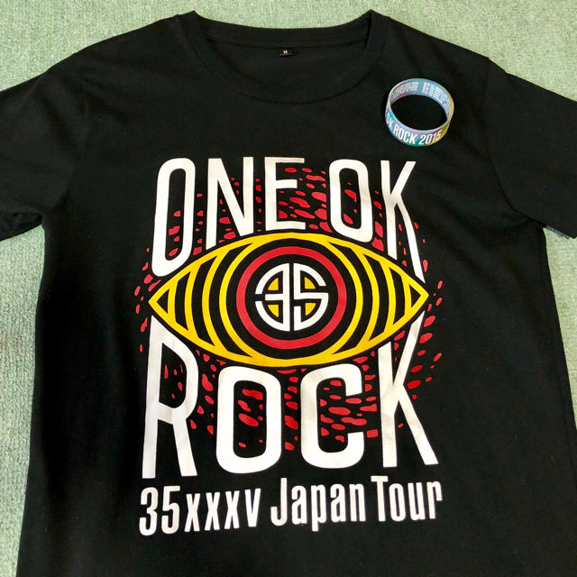 ONE OK ROCK(ワンオクロック)のONE OK ROCK ライブTシャツ ラバーバンド☆最終値下げ！１回着用のみ レディースのトップス(Tシャツ(半袖/袖なし))の商品写真