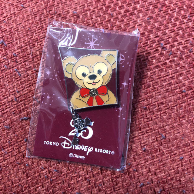 Disney(ディズニー)の非売品 ダッフィー  赤リボン ピンバッチ エンタメ/ホビーのおもちゃ/ぬいぐるみ(キャラクターグッズ)の商品写真