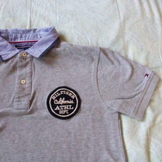 トミーヒルフィガー(TOMMY HILFIGER)の再値下げ：トミーヒルフィガー 薄いグレー　半袖ポロシャツ【中古】(ポロシャツ)