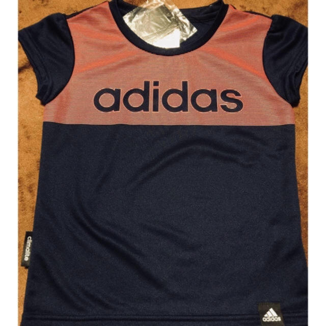 adidas(アディダス)の新品タグ付⭐︎adidasロゴTシャツ110 キッズ/ベビー/マタニティのキッズ服女の子用(90cm~)(Tシャツ/カットソー)の商品写真