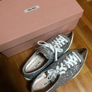 ミュウミュウ(miumiu)のmiumiuスニーカー(スニーカー)