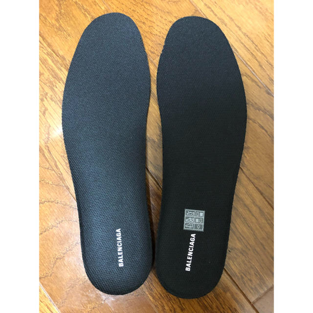 Balenciaga(バレンシアガ)の国内正規品 BALENCIAGA トリプルS 黒赤 43 付属品完備 メンズの靴/シューズ(スニーカー)の商品写真