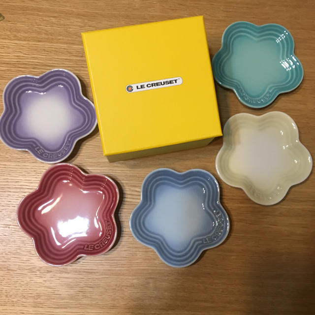 LE CREUSET(ルクルーゼ)の新品未使用 ルクルーゼ  ミニフラワープレート インテリア/住まい/日用品のキッチン/食器(食器)の商品写真