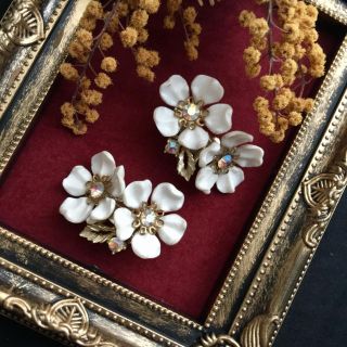 グリモワール(Grimoire)のリスナー 白いお花のイヤリング LISNER ヴィンテージアクセサリー(イヤリング)