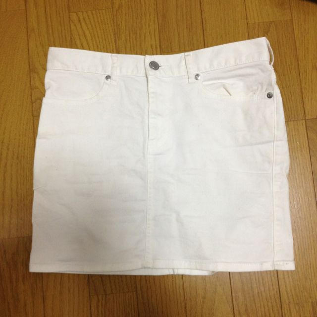 GU(ジーユー)の白のタイトスカート レディースのスカート(ミニスカート)の商品写真