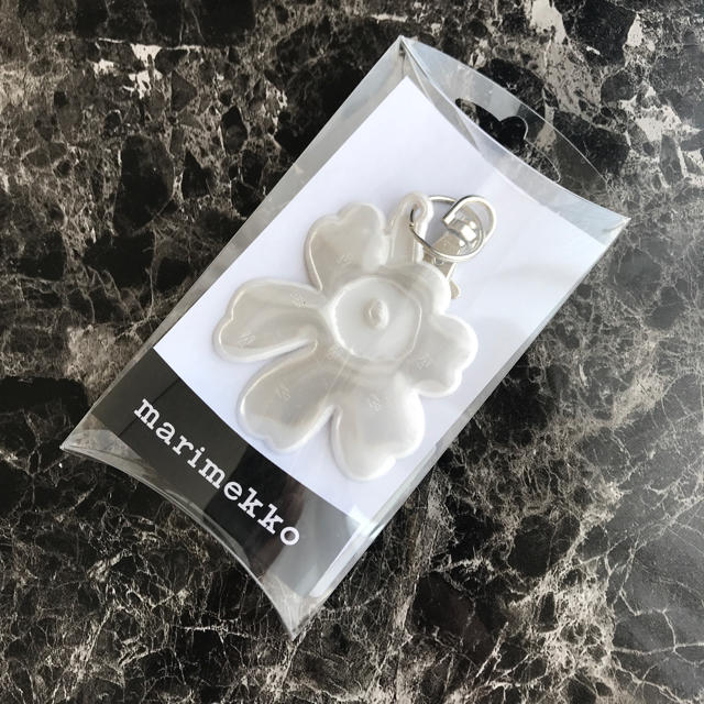 marimekko - ◎新品 マリメッコ リフレクター 白Unikko◎の通販 marimekko - ◎新品 マリメッコ リフレクター 白Unikko◎の通販