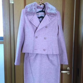 淡いピンクのスーツ(スーツ)