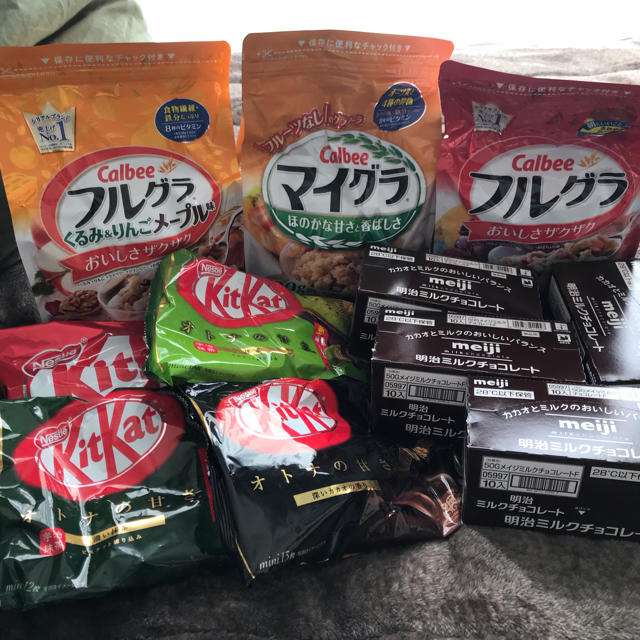 明治(メイジ)のお菓子 チョコレート 詰め合わせ 非常食 フルーツグラノーラ キットカット  食品/飲料/酒の食品(菓子/デザート)の商品写真