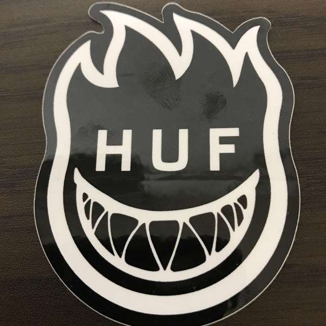 HUF(ハフ)の【縦7.8cm横5.9cm】HUF✖️SPIT FIRE コラボ ステッカー 自動車/バイクのバイク(ステッカー)の商品写真