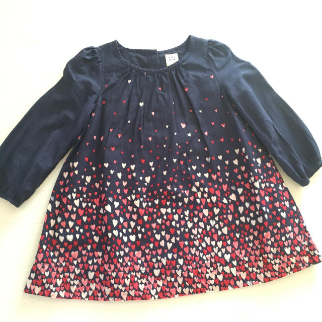 GAP(ギャップ)のGAP ギャップ ハートプリントプリーツワンピース 80 キッズ/ベビー/マタニティのベビー服(~85cm)(ワンピース)の商品写真