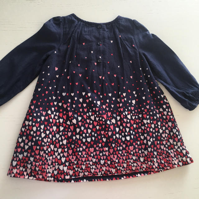 GAP(ギャップ)のGAP ギャップ ハートプリントプリーツワンピース 80 キッズ/ベビー/マタニティのベビー服(~85cm)(ワンピース)の商品写真