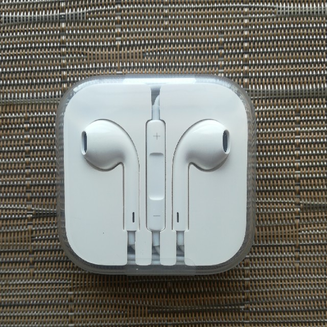 Apple(アップル)のiphon イヤホン スマホ/家電/カメラのオーディオ機器(ヘッドフォン/イヤフォン)の商品写真