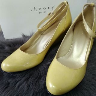 セオリー(theory)のセオリーtheory petitベージュエナメルパンプス24㎝ レインシューズ(ハイヒール/パンプス)