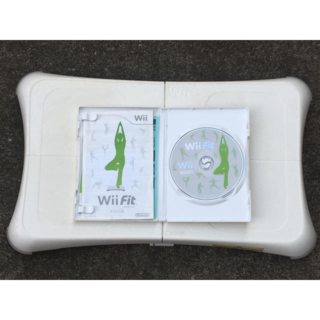 Wii本体(ブラック)+バランスボードWiiフィット付 1