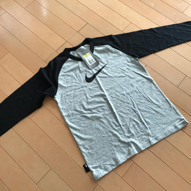 NIKE(ナイキ)のナイキ 長袖シャツ  サイズ  140㎝  新品 キッズ/ベビー/マタニティのキッズ服男の子用(90cm~)(Tシャツ/カットソー)の商品写真