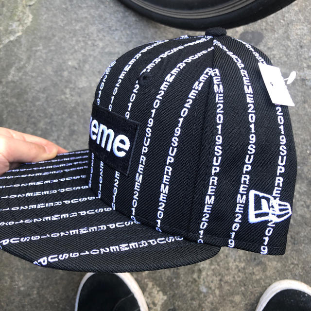 supreme text stripe new era 黒 7 4/1