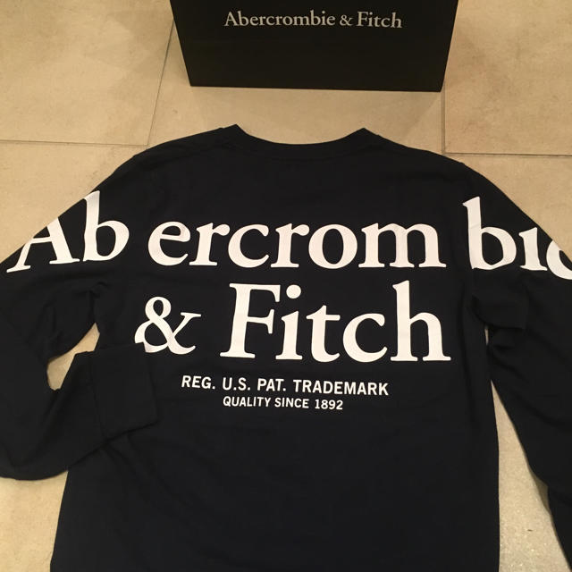 Abercrombie&Fitch(アバクロンビーアンドフィッチ)の新品Abercrombie&Fitch アバクロ ビックバックロゴロンT送料込み メンズのトップス(Tシャツ/カットソー(七分/長袖))の商品写真