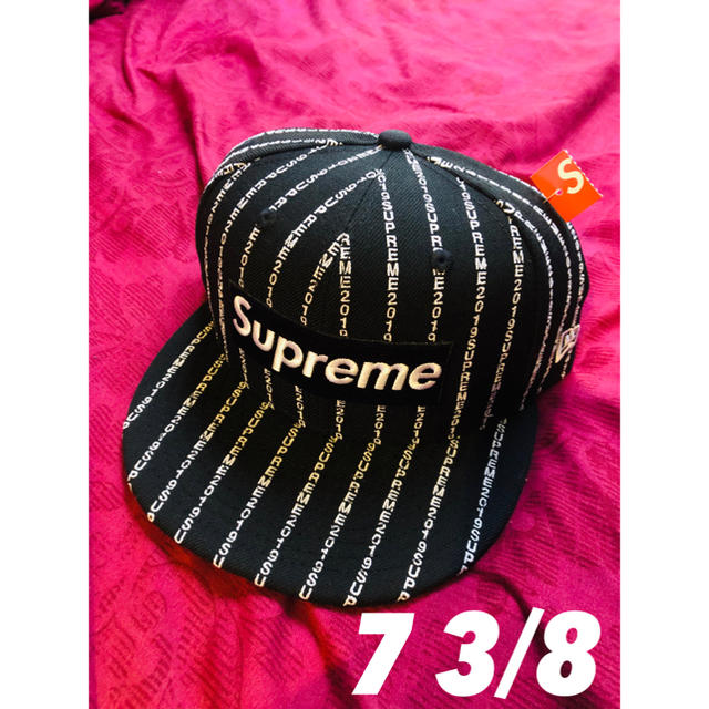 即支払 黒 7 3/8 supreme Text Stripe New Era®