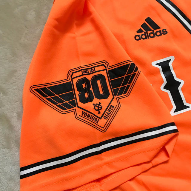 adidas(アディダス)のジャイアンツユニフォーム 80周年記念 adidas 3枚有ります　Lサイズ スポーツ/アウトドアの野球(応援グッズ)の商品写真