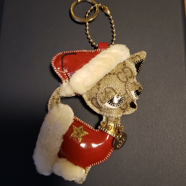 Gucci(グッチ)のGUCCI　犬モチーフ　チャーム　キーホルダー　クリスマス レディースのファッション小物(キーホルダー)の商品写真