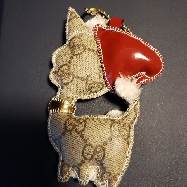 Gucci(グッチ)のGUCCI　犬モチーフ　チャーム　キーホルダー　クリスマス レディースのファッション小物(キーホルダー)の商品写真