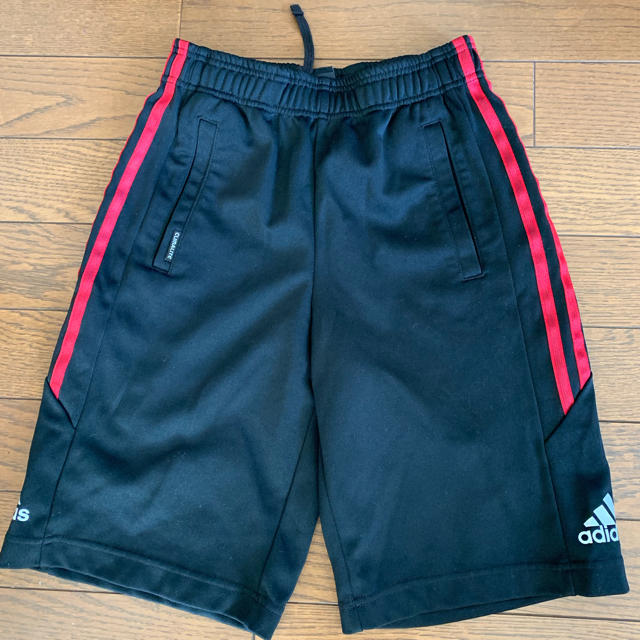 adidas(アディダス)のadidas 140㎝ ブラックハーフパンツ サイドレッドライン キッズ/ベビー/マタニティのキッズ服男の子用(90cm~)(パンツ/スパッツ)の商品写真