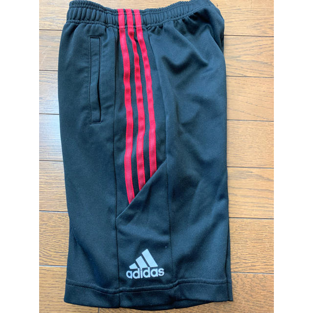 adidas(アディダス)のadidas 140㎝ ブラックハーフパンツ サイドレッドライン キッズ/ベビー/マタニティのキッズ服男の子用(90cm~)(パンツ/スパッツ)の商品写真