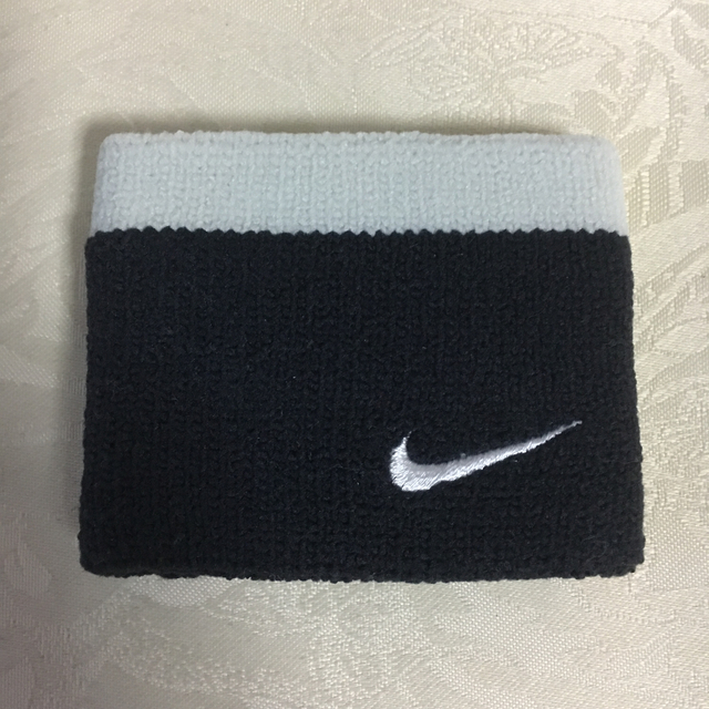 NIKE(ナイキ)のアツコ様専用✨NIKE✨リストバンド (赤 ③) (黒 ①) レディースのアクセサリー(ブレスレット/バングル)の商品写真