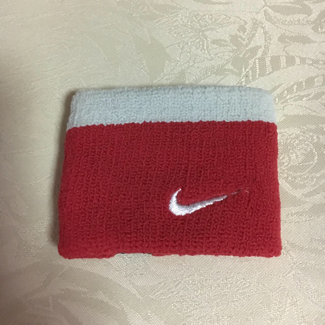 NIKE(ナイキ)のアツコ様専用✨NIKE✨リストバンド (赤 ③) (黒 ①) レディースのアクセサリー(ブレスレット/バングル)の商品写真