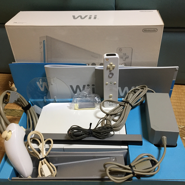 Wii(ウィー)のWii本体(初期型)バーチャルコンソール ・Wiiウェアソフト27本入り エンタメ/ホビーのゲームソフト/ゲーム機本体(家庭用ゲーム機本体)の商品写真