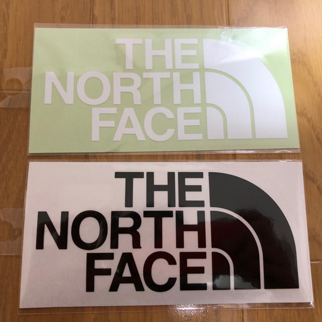 THE NORTH FACE(ザノースフェイス)の新品 ノースフェイス カッティングステッカー 黒 白 計2枚 エンタメ/ホビーのコレクション(ノベルティグッズ)の商品写真