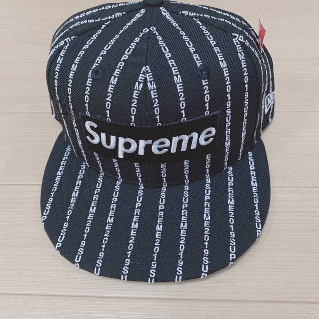 Supreme(シュプリーム)のsupreme Text Stripe New Era 黒 メンズの帽子(キャップ)の商品写真