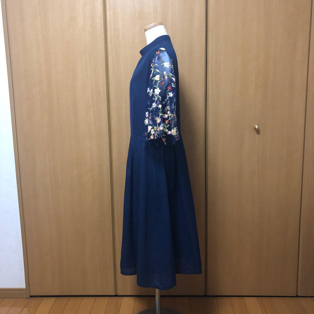 merlot(メルロー)のmerlot plus 袖お花刺繍ワンピース ネイビー レディースのフォーマル/ドレス(ミディアムドレス)の商品写真