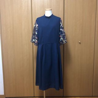 メルロー(merlot)のmerlot plus 袖お花刺繍ワンピース ネイビー(ミディアムドレス)