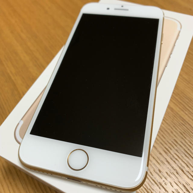 Apple(アップル)のiPhone 7 Gold 128GB SIMフリー apple購入 スマホ/家電/カメラのスマートフォン/携帯電話(スマートフォン本体)の商品写真