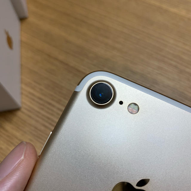 Apple(アップル)のiPhone 7 Gold 128GB SIMフリー apple購入 スマホ/家電/カメラのスマートフォン/携帯電話(スマートフォン本体)の商品写真