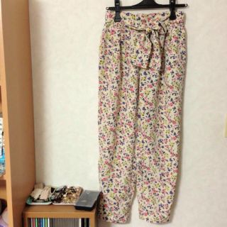 花柄テーパードパンツ(クロップドパンツ)