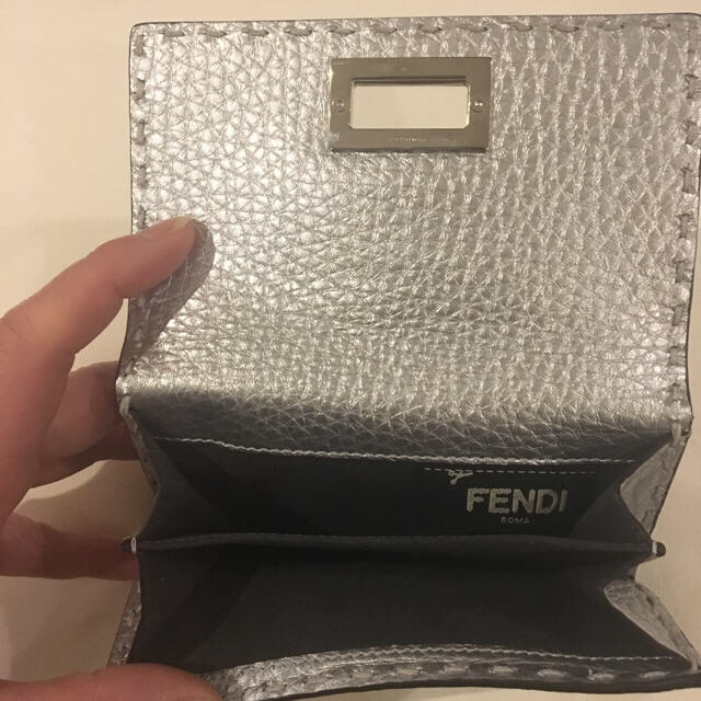 FENDI(フェンディ)のフェンディのピンカーブーの二つ折り財布のシルバーです。 レディースのファッション小物(財布)の商品写真