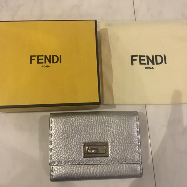 FENDI(フェンディ)のフェンディのピンカーブーの二つ折り財布のシルバーです。 レディースのファッション小物(財布)の商品写真