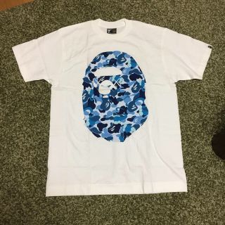 アベイシングエイプ(A BATHING APE)のAPE エイプ×KAWS カウズ サル迷彩柄大サルTシャツ Mサイズ(Tシャツ/カットソー(半袖/袖なし))