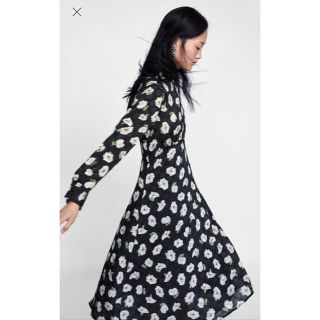 ザラ(ZARA)の日曜までの出品。ZARA 新品 ワンピース(ひざ丈ワンピース)