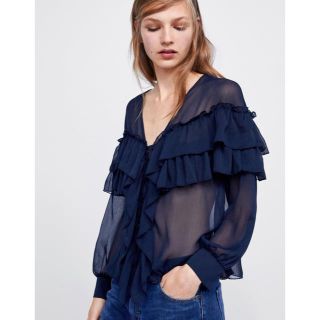 ザラ(ZARA)のどことなくセクシー❗️ZARA 新品 フリルブラウス(シャツ/ブラウス(長袖/七分))